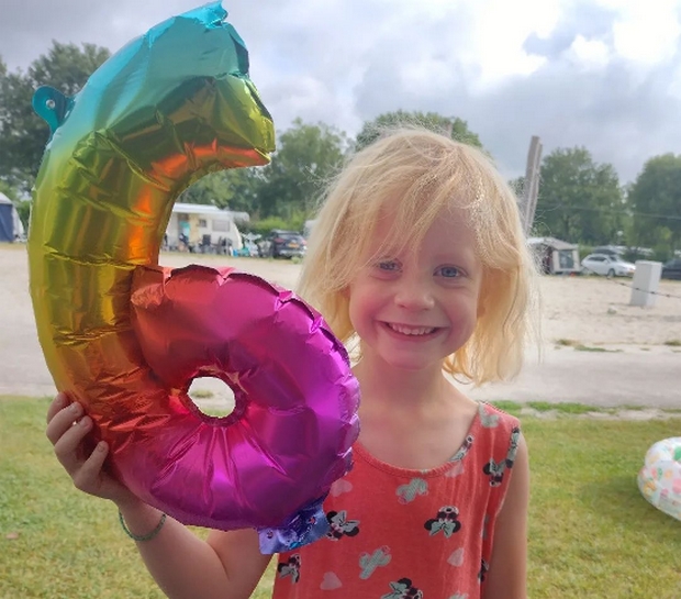 zes jaar ballon regenboog